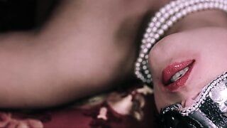 Lesbische Kuenstlerinnen alleine im Hotelzimmer